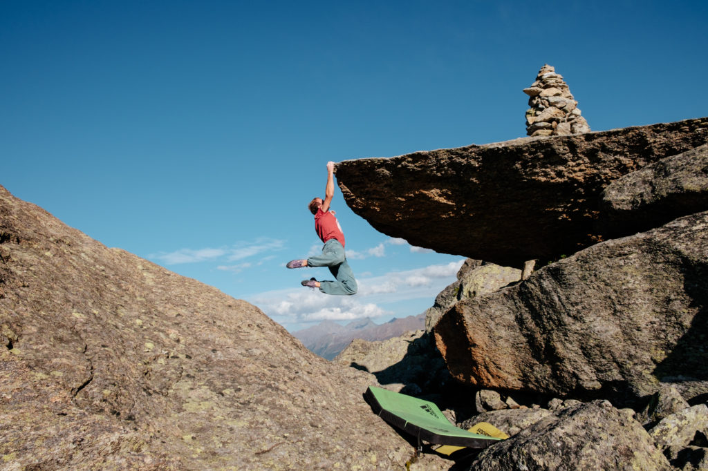 Bouldern im Silvapark (Silvretta, Tirol), hoch über Galtür. Foto: Simon Schöpf