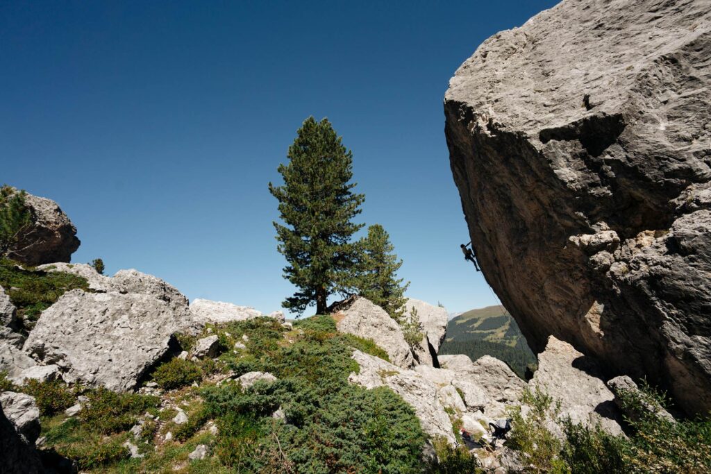 Simon Schöpf beim Klettern in den Dolomiten (Foto: Elias Holzknecht)